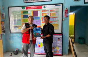 Mahasiswa KKN-T Unhas Serahkan Media Kampanye Peduli Sampah kepada Pemdes Moncongloe Bulu
