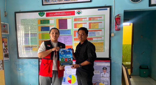 Mahasiswa KKN-T Unhas Serahkan Media Kampanye Peduli Sampah kepada Pemdes Moncongloe Bulu