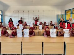 Mahasiswa KKN Unhas Edukasi Literasi Keuangan Lewat Program “Celeng Emas” di SDN 69 Sikapaya