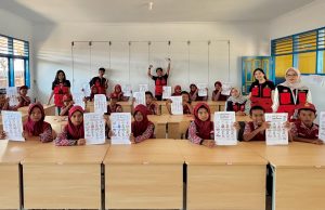 Mahasiswa KKN Unhas Edukasi Literasi Keuangan Lewat Program “Celeng Emas” di SDN 69 Sikapaya