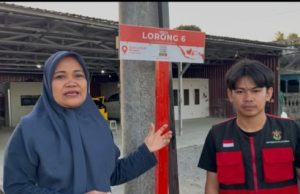 Mahasiswa KKN-T Unhas Pasang Plang Nama Jalan di Kelurahan Lalebata