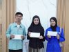 Apresiasi Prestasi Mahasiswa, Rektor UMGO Serahkan Penghargaan kepada Tiga Juara