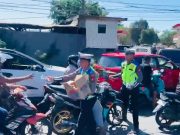 Di Tengah Antrean Panjang BBM, Satlantas Polres Pangkep Bagikan Air Minum Gratis