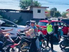 Di Tengah Antrean Panjang BBM, Satlantas Polres Pangkep Bagikan Air Minum Gratis