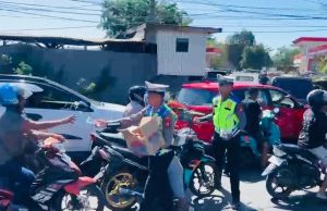 Di Tengah Antrean Panjang BBM, Satlantas Polres Pangkep Bagikan Air Minum Gratis
