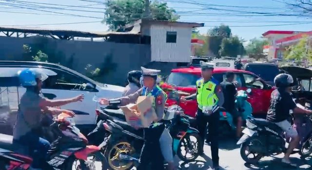 Di Tengah Antrean Panjang BBM, Satlantas Polres Pangkep Bagikan Air Minum Gratis