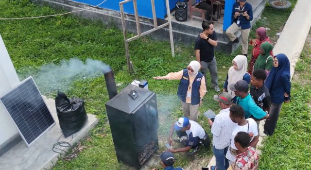 Tim Ekspedisi Patriot Unhas Kenalkan Teknologi Pengering Pala Berbasis Energi Surya di Fakfak