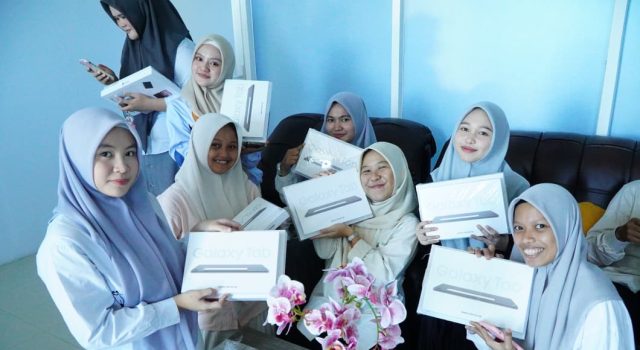 Bayar Lunas biaya Pendidikan di Awal, Mahasiswa Kedokteran UMGO Dapat Tablet Samsung