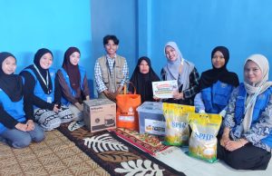 Mahasiswa KKN Unismuh Makassar dan Lazismu Maros Bantu Penyintas Kebakaran di Lekopancing