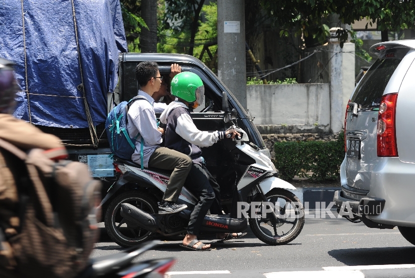 penumpang-angkutan-ojek-online-tidak-menggunakan-helm-di-_170922204357-568