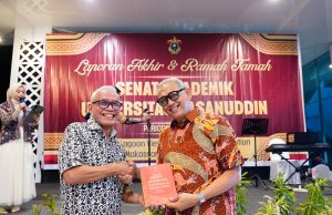 Akhiri Masa Bakti 2022–2026, Senat Akademik Unhas Serahkan Buku Memoar Empat Tahun Kepengurusan