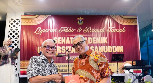 Akhiri Masa Bakti 2022–2026, Senat Akademik Unhas Serahkan Buku Memoar Empat Tahun Kepengurusan
