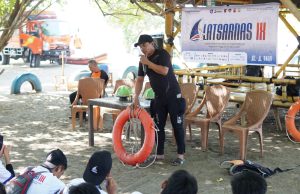 Peserta LATSARNAS PERTI IX 2026 Dilatih Teknik Penyelamatan Korban di Perairan Pantai Indah Bosowa