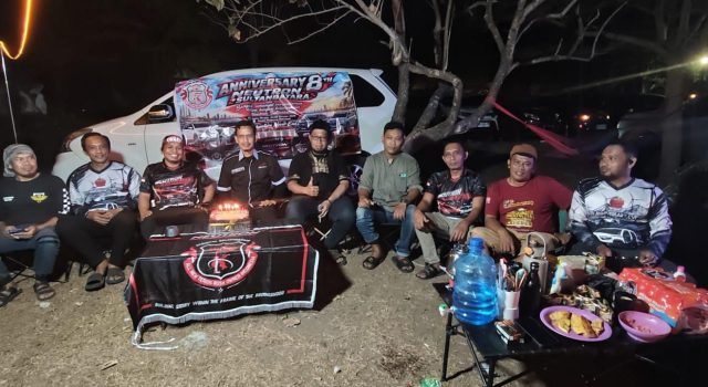 Penuh Haru dan Kebersamaan, Neutron Sultanbatara Rayakan Anniversary ke-8 di Pantai Akkarena Makassar