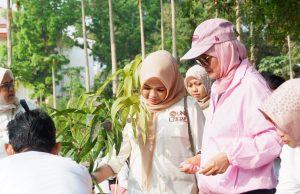 Prof Farida dan Prof Andi Aslinda Tanam Pohon di FISH UNM, Perkuat Gerakan Kampus Hijau