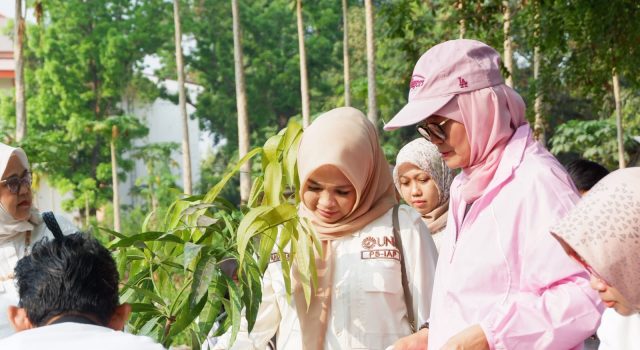 Prof Farida dan Prof Andi Aslinda Tanam Pohon di FISH UNM, Perkuat Gerakan Kampus Hijau