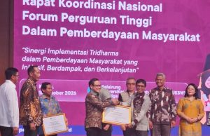 Unhas Raih Penghargaan Kampus Inspiratif Pemberdayaan Masyarakat dari Kemenko PM