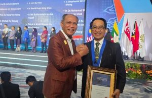 Rektor Unhas Prof Jamaluddin Jompa Raih Penghargaan Kehormatan AFEO di ASEAN