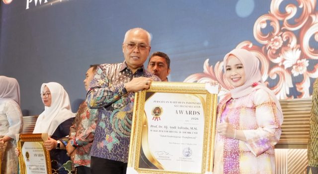 Prof Andi Aslinda Raih Penghargaan PWI Sulsel Award 2026 Kategori Inovasi Pembelajaran